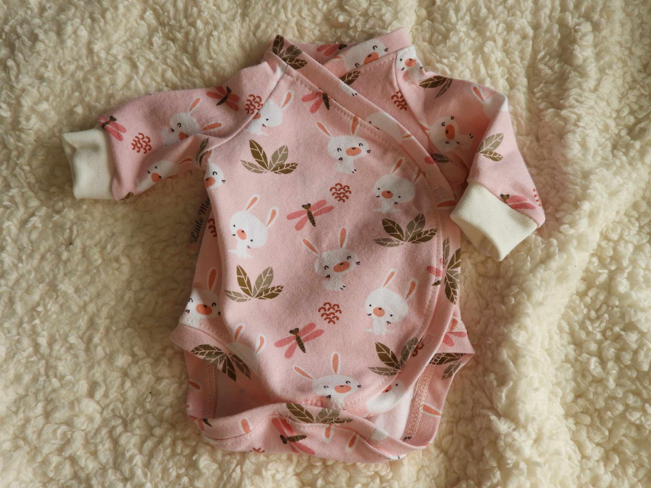 prematuur licht roze konijn rompertje