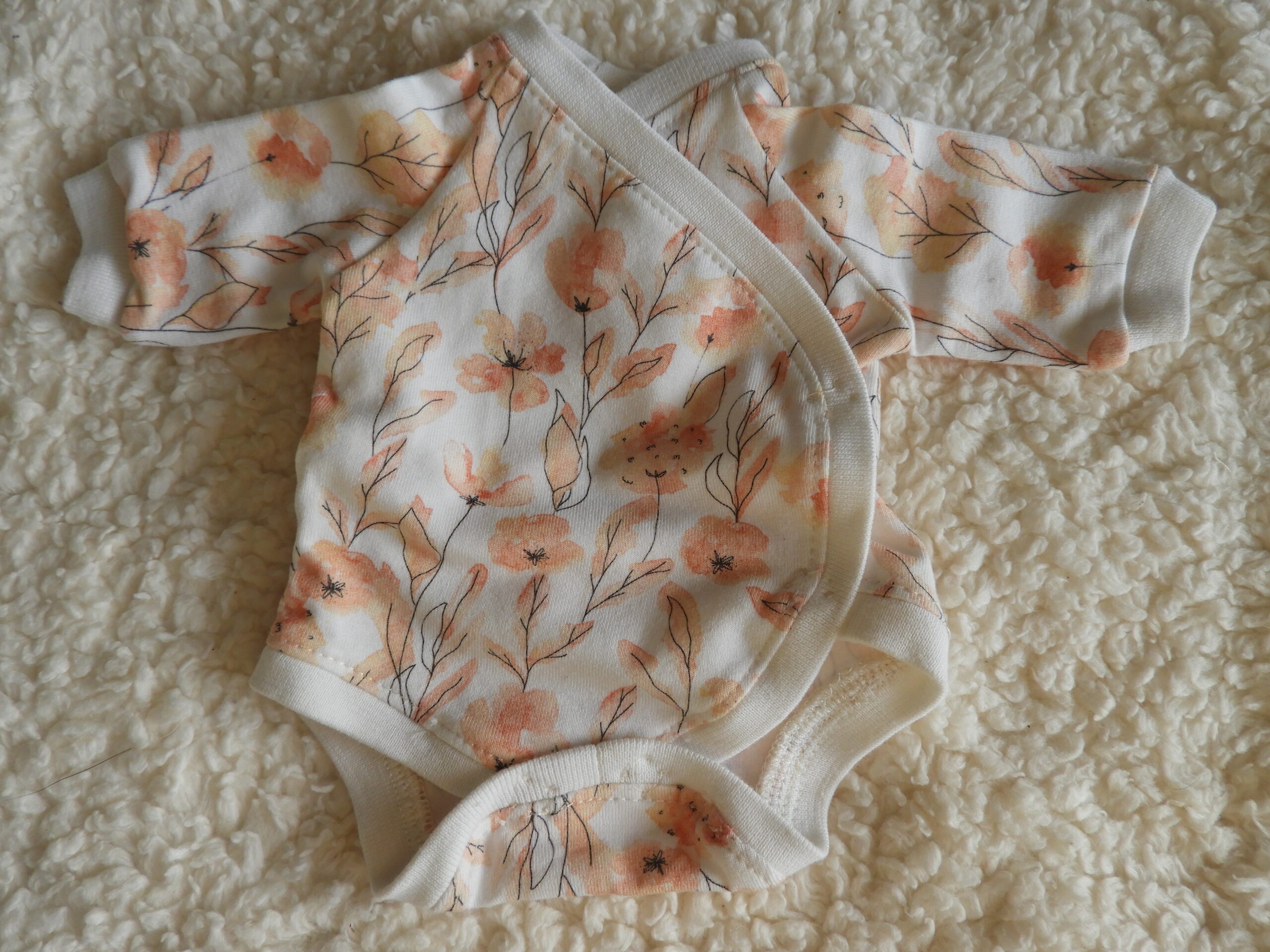 prematuur ecru/zalm roze bloem rompertje